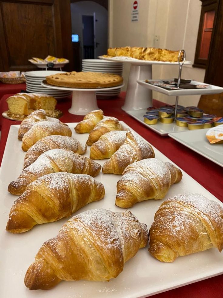 Frisch gebackene Croissants auf einem Tablett in einer einfachen, gemütlichen Umgebung, ideal für den Tagesbeginn.