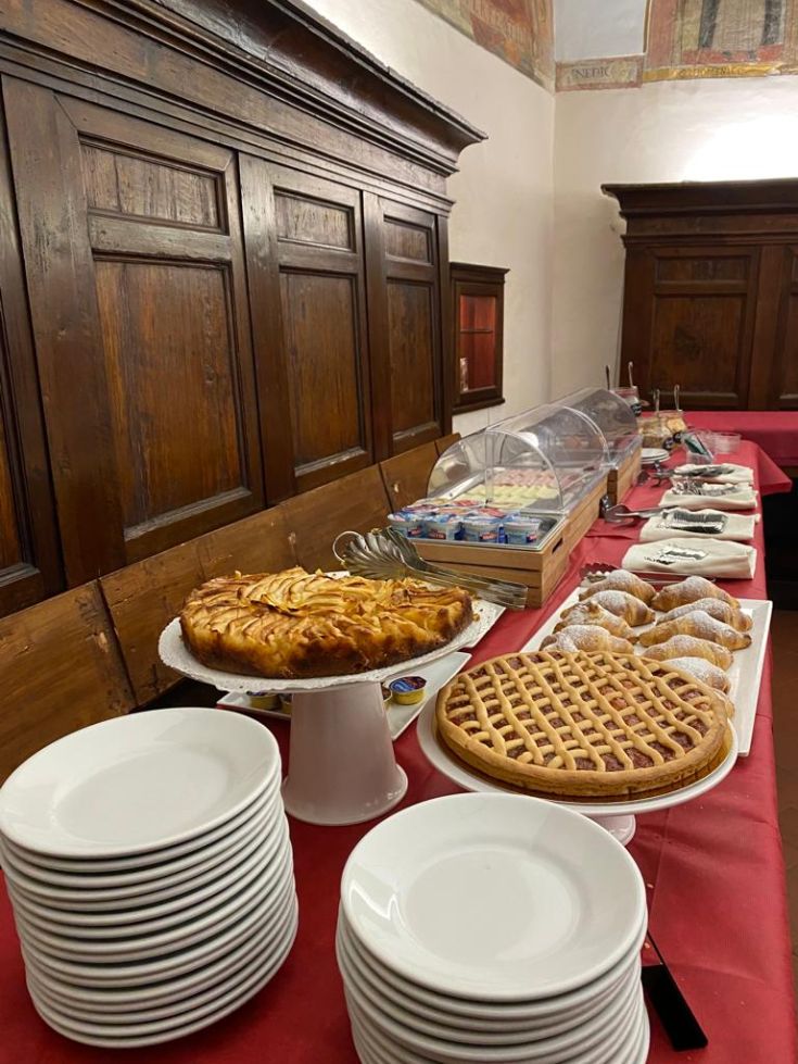 Ein Tisch mit assortierten traditionellen Desserts in einer historischen Umgebung.