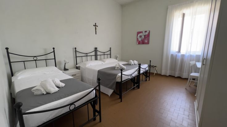 Geräumiges Zimmer mit Einzelbetten, hell erleuchtet, ideal für entspannte Momente.