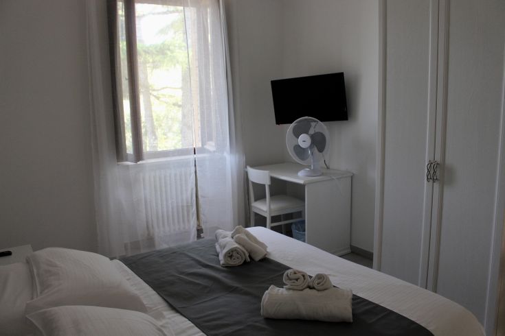 Einfache Zimmer in einem historischen Gebäude, ausgestattet mit wesentlichen Annehmlichkeiten für einen entspannten Aufenthalt.