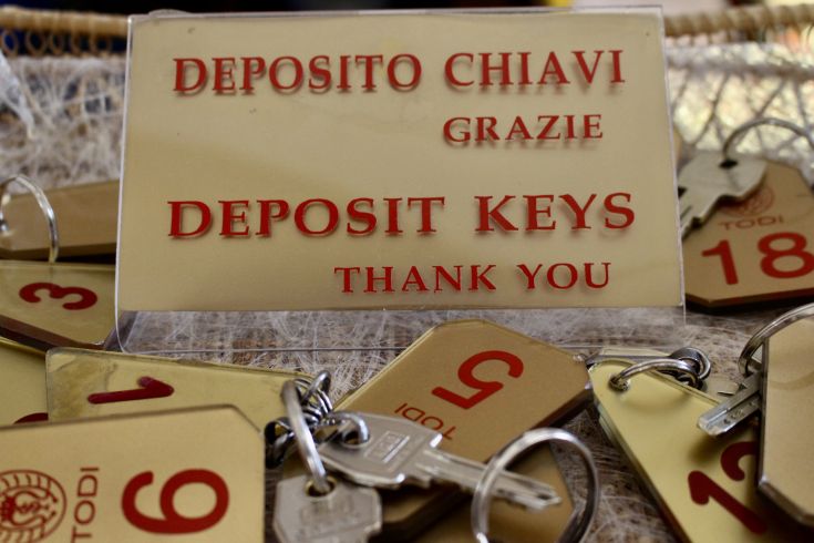 Schlüsselablage in einem historischen Gebäude, praktisch und schlicht.