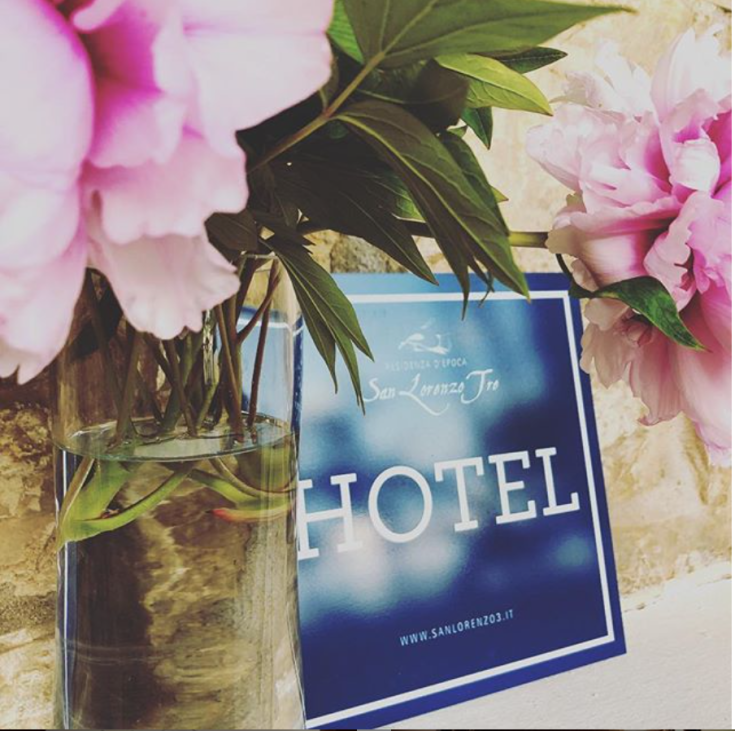 Un hotel caratteristico in stile ottocentesco, con decorazioni floreali e un ambiente tranquillo.