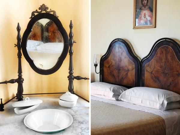 Un salotto arredato con mobili vintage ed un grande specchio, che crea un'atmosfera accogliente e storica.