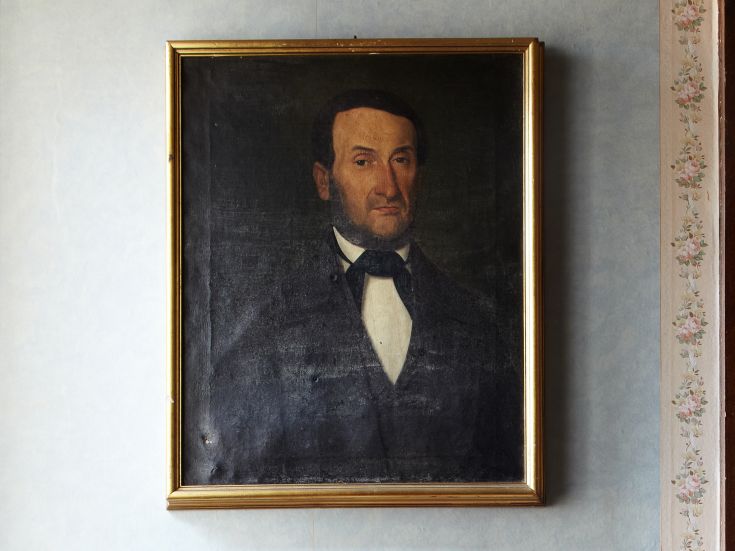 Ritratto storico in cornice semplice, che richiama atmosfere di un'epoca passata.