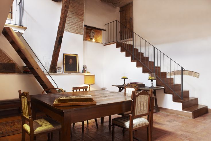 Interni confortevoli con dettagli architettonici tipici e un'atmosfera storica, che richiamano il passato.