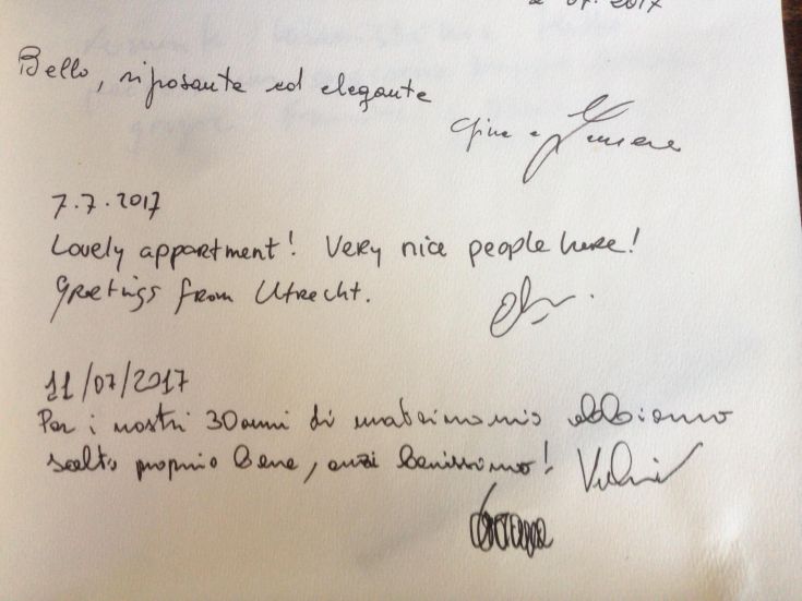 Un registro di feedback da parte dei visitatori su un appartamento accogliente in un edificio storico.