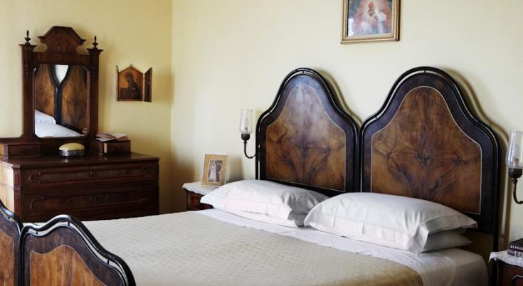 Camera con arredamento vintage che richiama lo stile classico del XIX secolo.