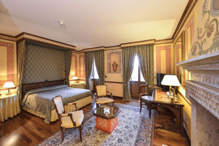 Room in Palazzo Fonte Cesia, featuring essential furnishings and modern comforts, centrally located in Todi.