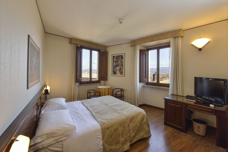 Simple and cozy room, perfect for a pleasant stay. Features comfortable beds and essential furnishings.