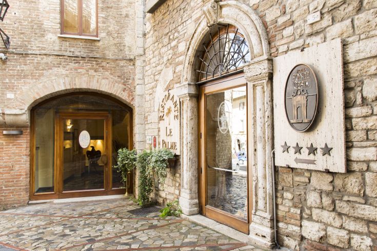 Hotel Fonte Cesia is a cozy establishment located in the center of Todi, surrounded by the Umbrian landscape.