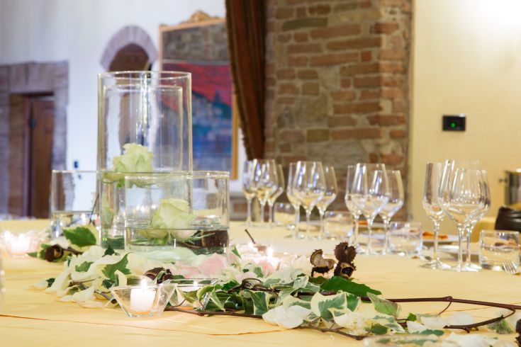 Simple setup for an event, featuring natural decorations and candles in a cozy space.