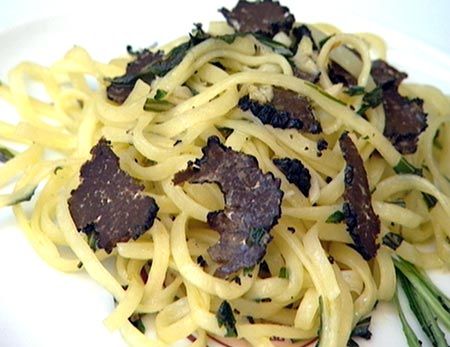 A pasta dish dressed with black truffle, perfect for those who appreciate refined cuisine.
