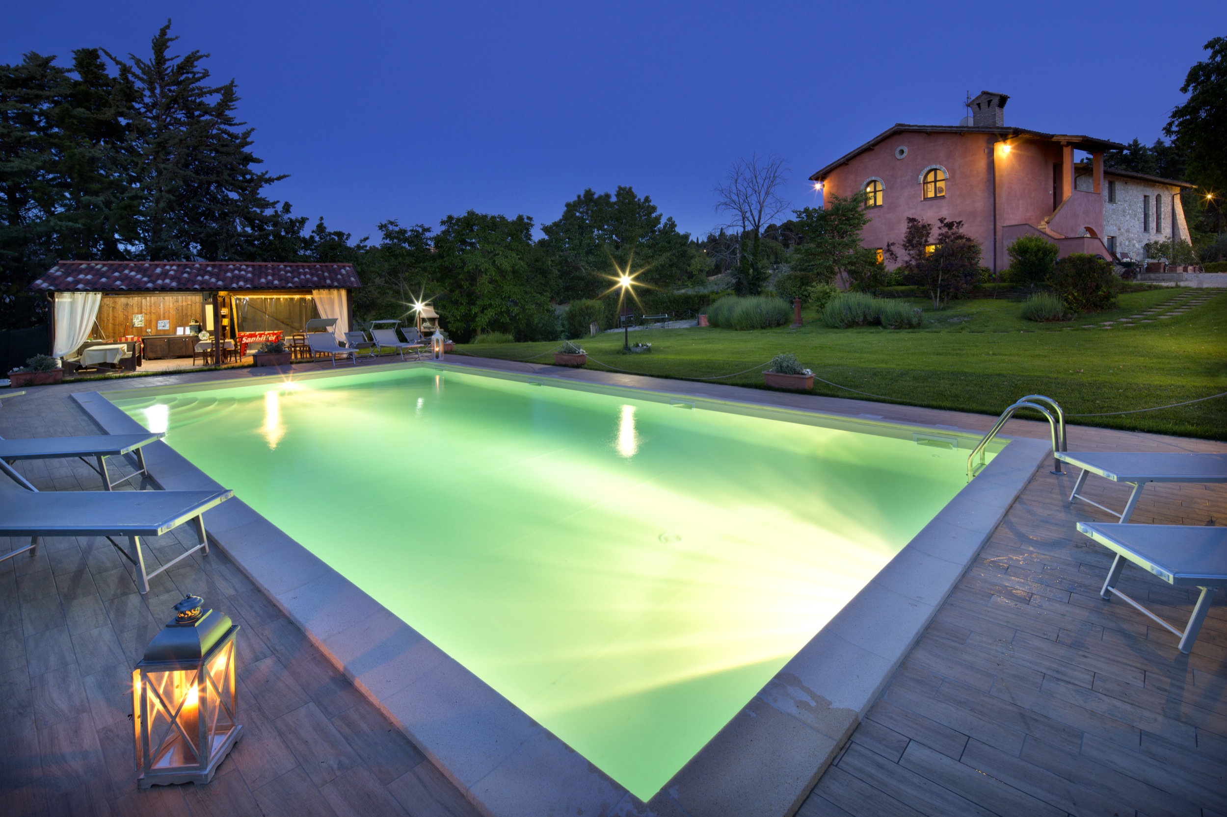 Una piscina salata circondata dalla vegetazione, ideale per momenti di relax immersi nella natura.