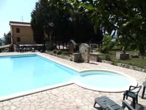 Une piscine propre entourée par la nature de l'Ombrie, idéale pour des moments de détente en plein air.
