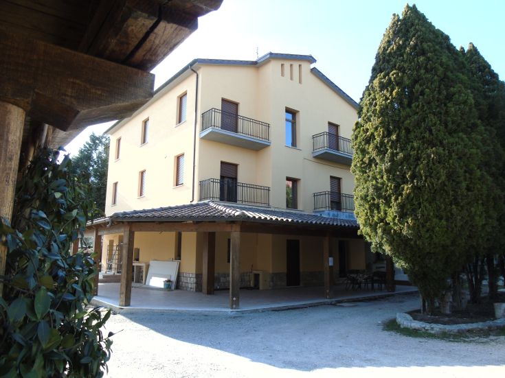 Ferme située dans la campagne ombrienne, avec un bâtiment accueillant et bien éclairé.