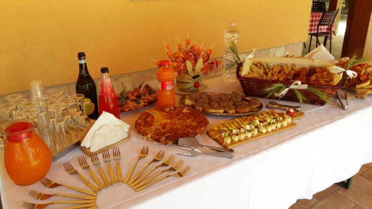 Un assortiment d'entrées, de desserts et de boissons pour célébrer chaque événement de manière simple et savoureuse.