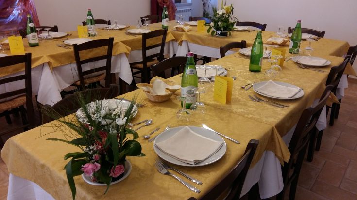 Une table joliment décorée dans une ferme auberge, prête à accueillir les invités pour un repas convivial.