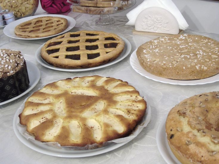 Une variété de gâteaux et de desserts présentés sur une table décorée.