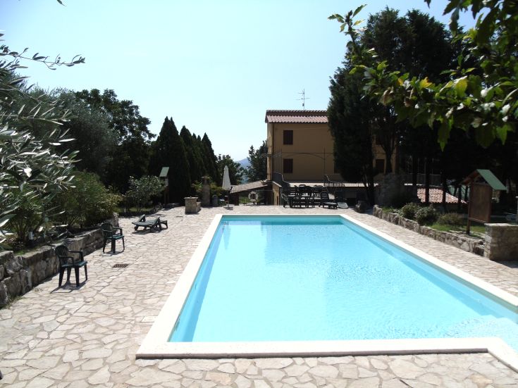 Une piscine entourée de verdure, idéale pour se détendre lors de votre séjour à la ferme.