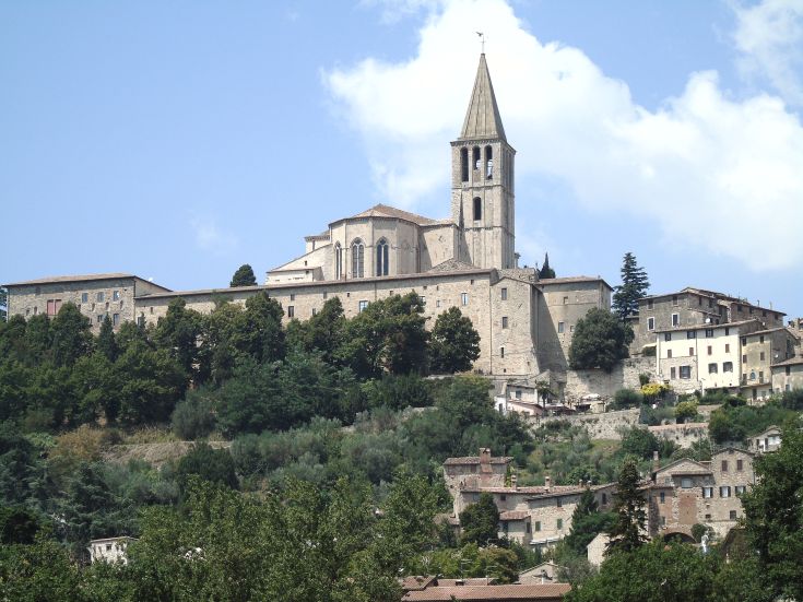 Scène de l'Agriturismo Poponi, entouré par la nature luxuriante de l'Ombrie.
