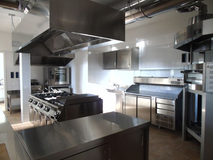 Cuisine moderne avec des appareils fonctionnels et des éléments en acier inoxydable. Espace ordonné et pratique.