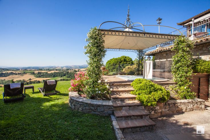 Panoramic location with terracotta floors and views of the typical Umbrian landscapes.