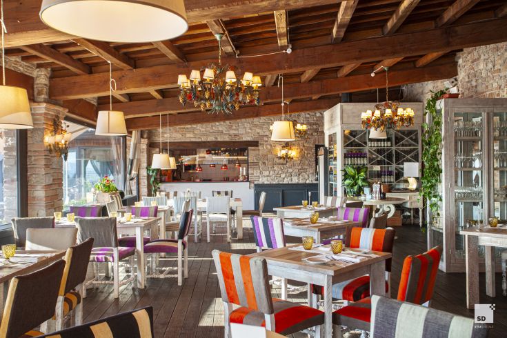 Cozy restaurant with a simple yet comfortable atmosphere, featuring unique décor and a stunning view.