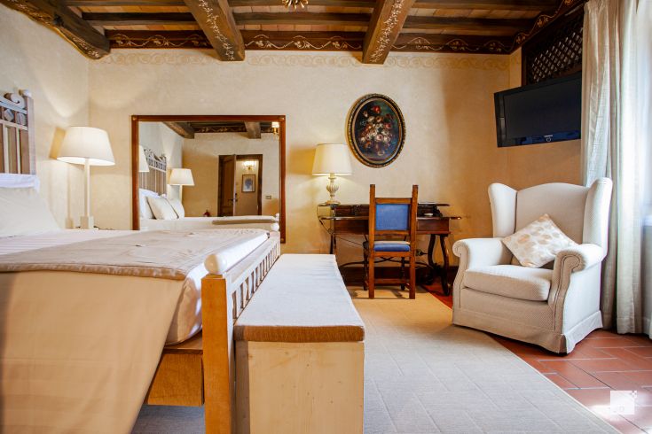 Cozy room with simple furniture, perfect for a quiet stay. Ideal for recharging your energy.