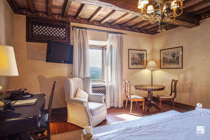 Room with historical elements overlooking the Umbrian countryside, perfect for a peaceful stay.