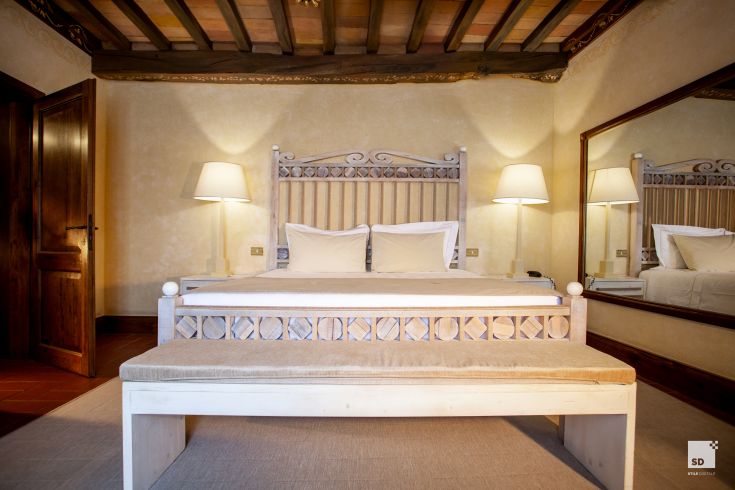 Cozy room with a double bed, wooden ceilings, and warm tones creating a simple and welcoming atmosphere.