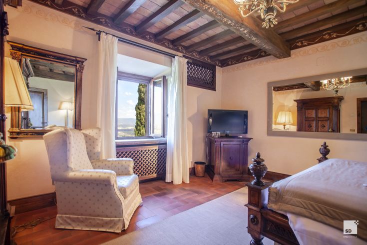 Cozy room with warm tones, overlooking the Umbrian hills. Simple decor and guaranteed comfort.