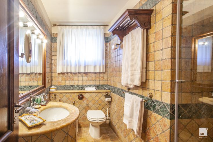Simple bathroom with stone and terracotta details, designed for daily relaxation and comfort.