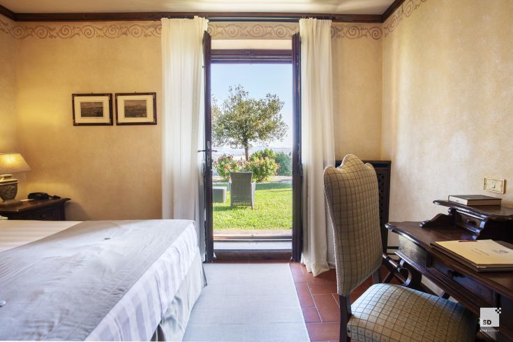 Cozy room with a view of the Umbrian countryside and elegant furniture, perfect for a peaceful stay.
