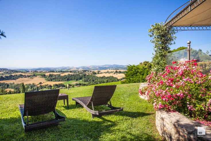 Panoramic view of the Umbrian countryside, surrounded by trees and green spaces, a peaceful place for relaxation.