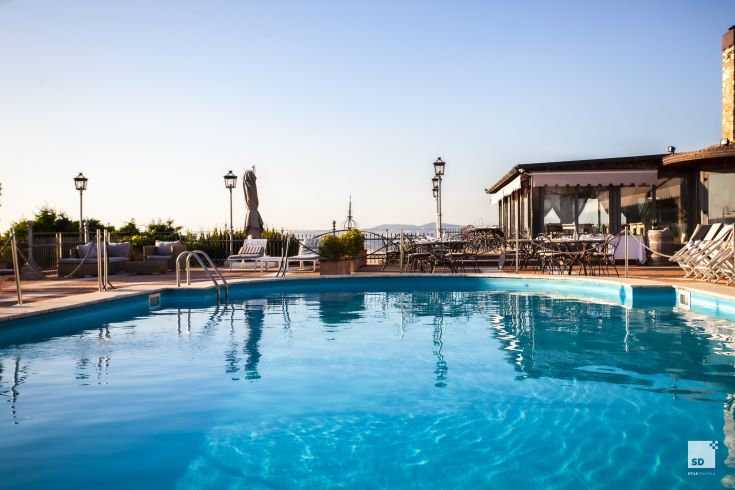 A pool located in Relais Todini, surrounded by the Umbrian countryside, ideal for relaxation.