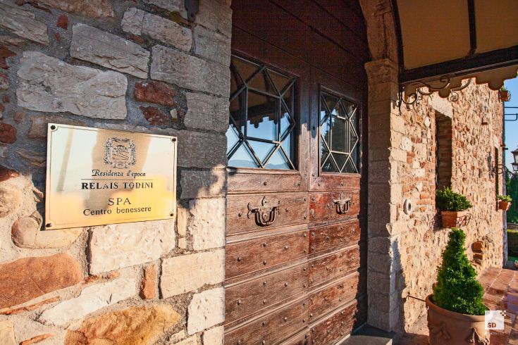 The entrance of Relais Todini, nestled among the gentle Umbrian hills, provides a simple and relaxing welcome.