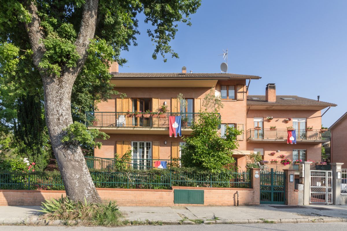 Un palais entouré de verdure, situé non loin du centre de Gubbio.
