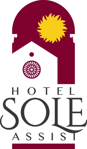 Un logo del Hotel Sole Assist, caratterizzato da elementi medievali e tonalità calde.