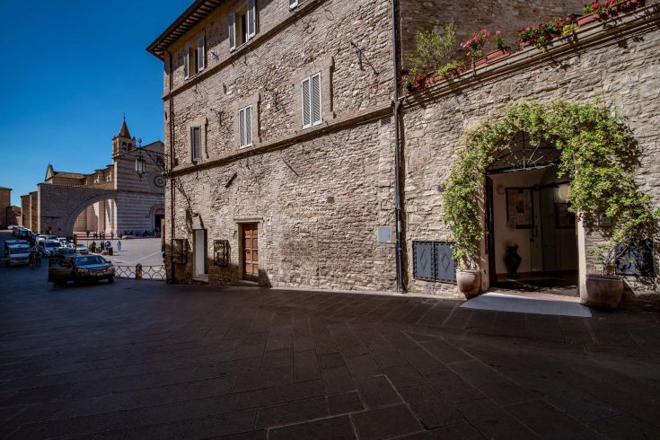 Insegna dell'Hotel Sole, situato nel centro di Assisi, caratterizzato da un'architettura semplice e accogliente.