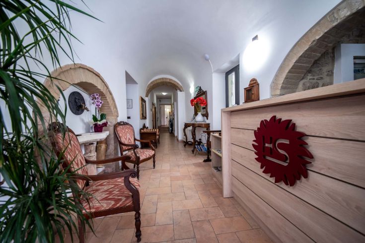 Accogliente reception dell'Hotel Sole, un punto di riferimento nel cuore dell'Umbria, con un'atmosfera familiare.