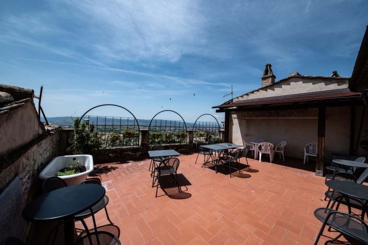 Una terrazza accogliente, perfetta per trascorrere momenti di relax all'aperto.