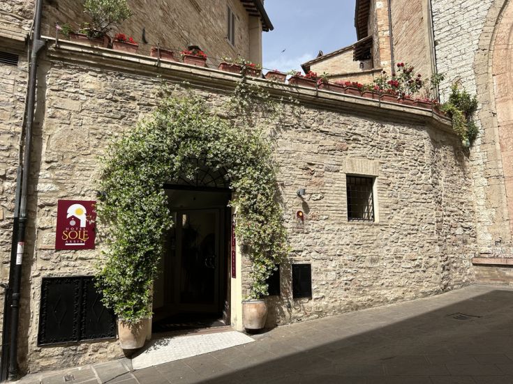 Hotel Sole ad Assisi, una struttura accogliente nel centro, perfetta per esplorare i luoghi storici della città.
