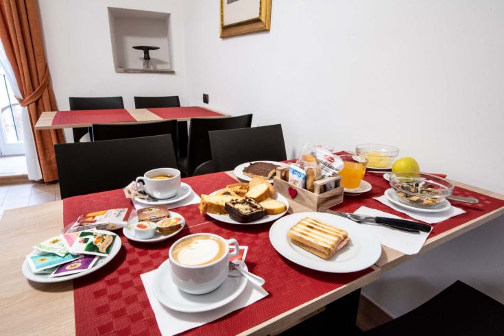 Colazione assortita presentata in un ambiente confortevole, perfetta per cominciare la giornata con energia.