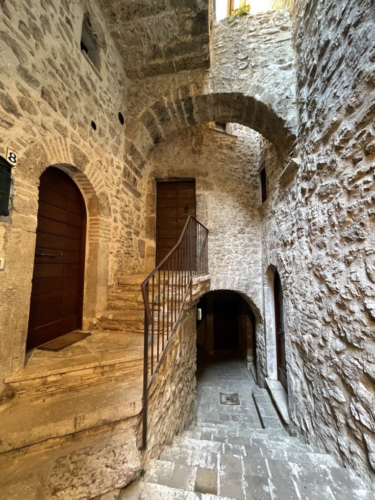 Innenräume eines Gebäudes im Borgo San Valentino, mit Steinen und angenehmer Atmosphäre.