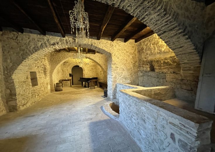 Einfaches Interieur mit Bögen und Steinwänden, perfekt für einen ruhigen Wohnraum.