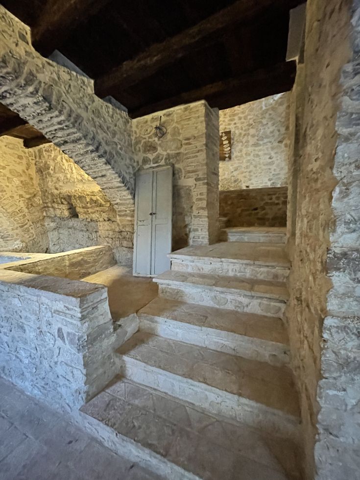 Innendrin eines historischen Dorfes mit Steintreppen und Steinwänden, die die Atmosphäre der Vergangenheit hervorrufen.