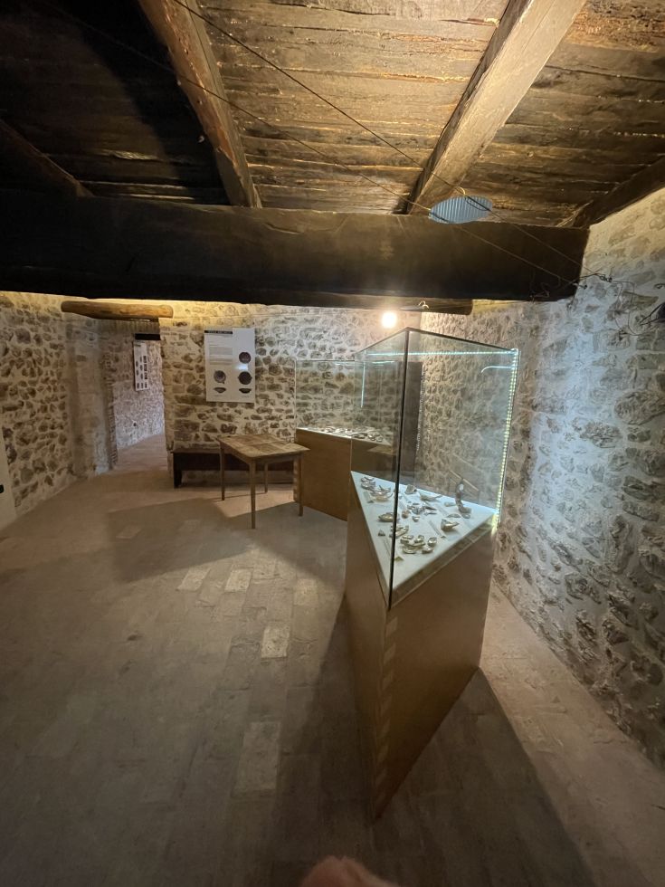 Innenraum eines Gebäudes mit einem Schaufenster und sichtbaren Holzbalken.