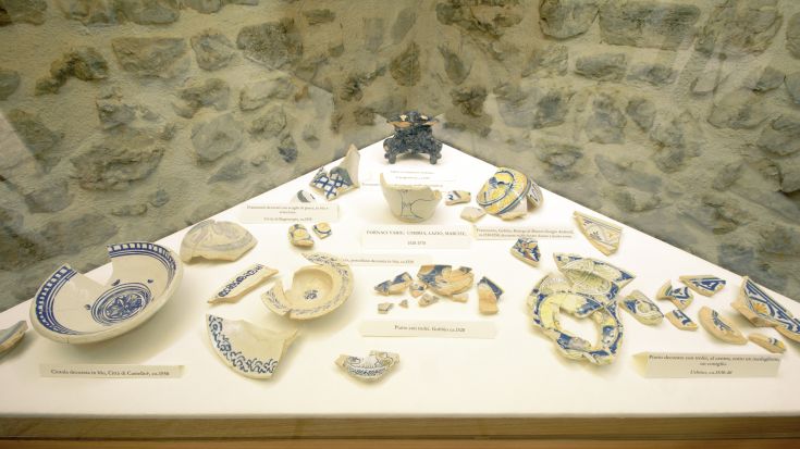 Eine Auswahl antiker Keramiken, aus verschiedenen Epochen und Stilen, die für die Öffentlichkeit zugänglich sind.