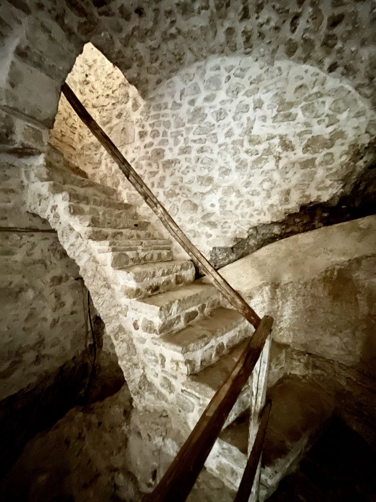 Blicke auf Steinstufen in einer historischen und charakteristischen Umgebung in Umbrien.