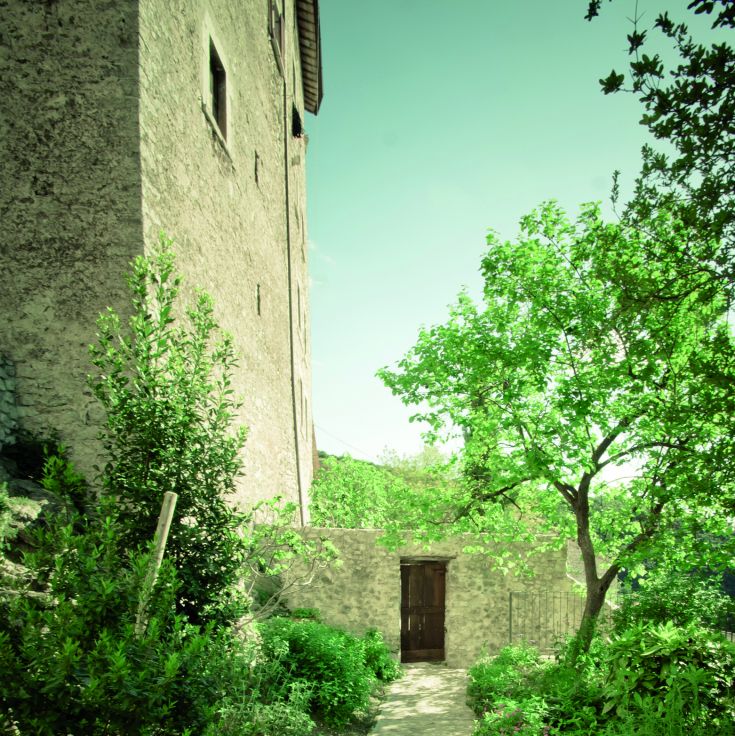 Ein grasiger Pfad, der zu einer Tür in einem reizvollen Dorf führt.